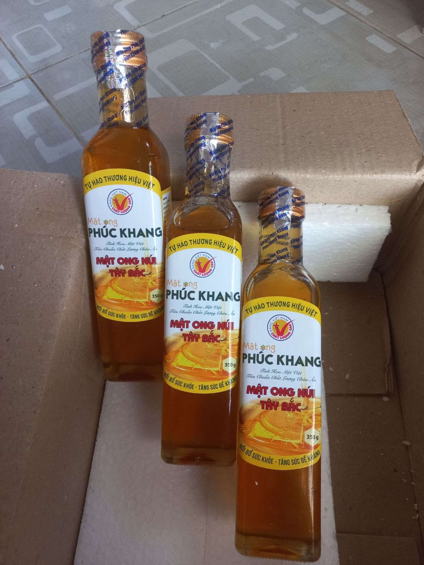 SP thơm mùi mật tự nhiên, chai mật nhìn đẹp, đầy đủ nhãn mác, cty sx,... yên tâm sd. Shop ở HN nhưng giao vào SG rất nhanh, đóng gói siêu cẩn thận, có tặng trà kèm, thanks!