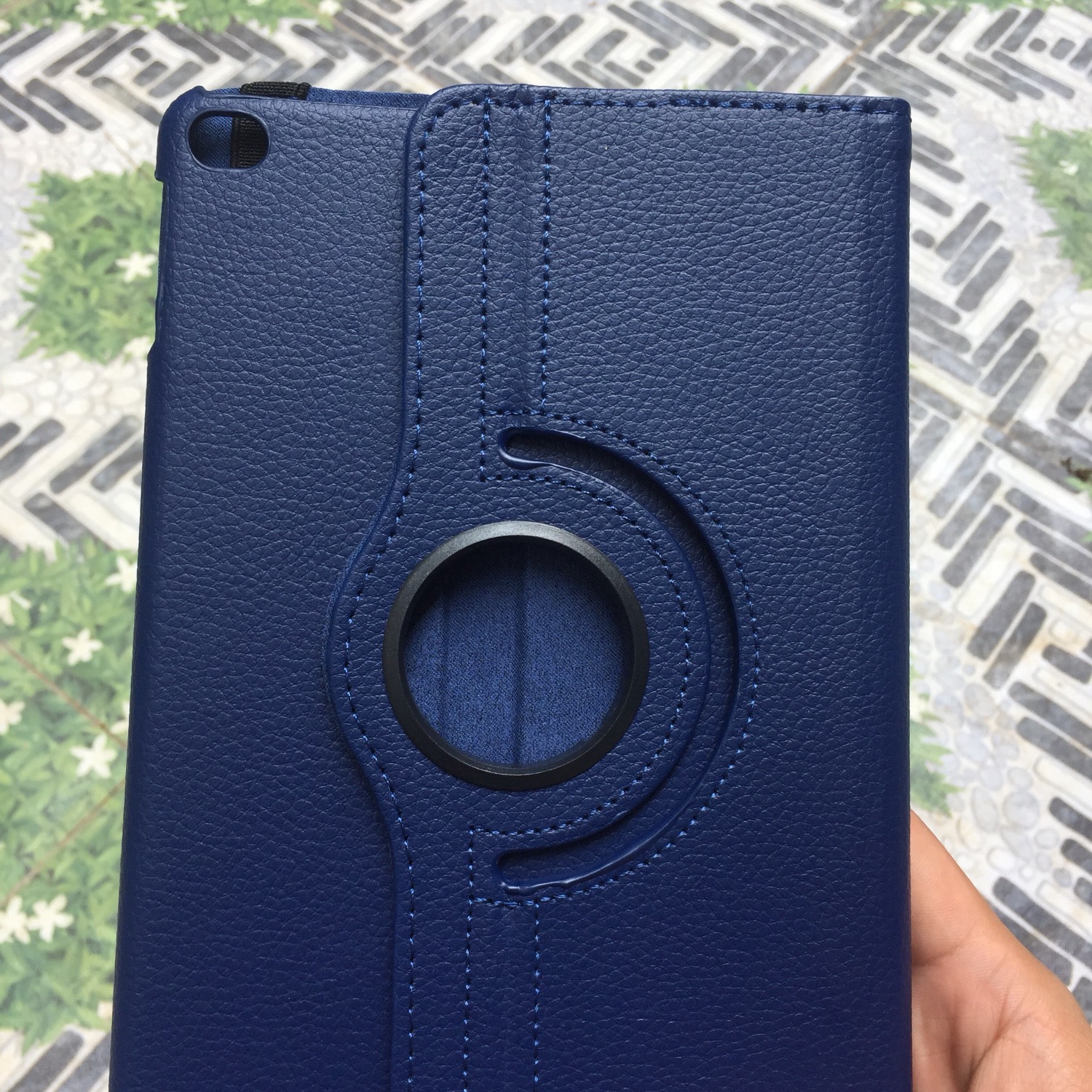 Bao da nhận được hơn sự kỳ vọng. Độ hoàn thiện tốt, có thể xoay đổi chiều bao da, gờ chống chắc chắn, giá lại quá tốt.