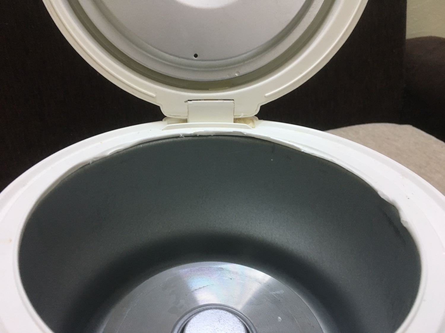 Mình dùng đc khoảng 1t thì nồi bị nóng cả bên ngoài và chảy nhựa vành ngoài như hình. Nhựa cháy và bám chặt vào nòng nồi lôi ra giò không cho vào đc nữa. Nút bấm nấu không ấn đc. Nắp không đóng đc nữa. 
  Gọi bảo hành hẹn 24-48h gọi lại. Không thấy gọi
  Gọi lại số tổng đài thì 2 tiếng nhân viên kỹ thuật gọi điện và báo hỏng như này không thuộc diện bảo hành. Chỉ bảo hành khi nồi ko nấu được.

Quá thất vọng luôn.