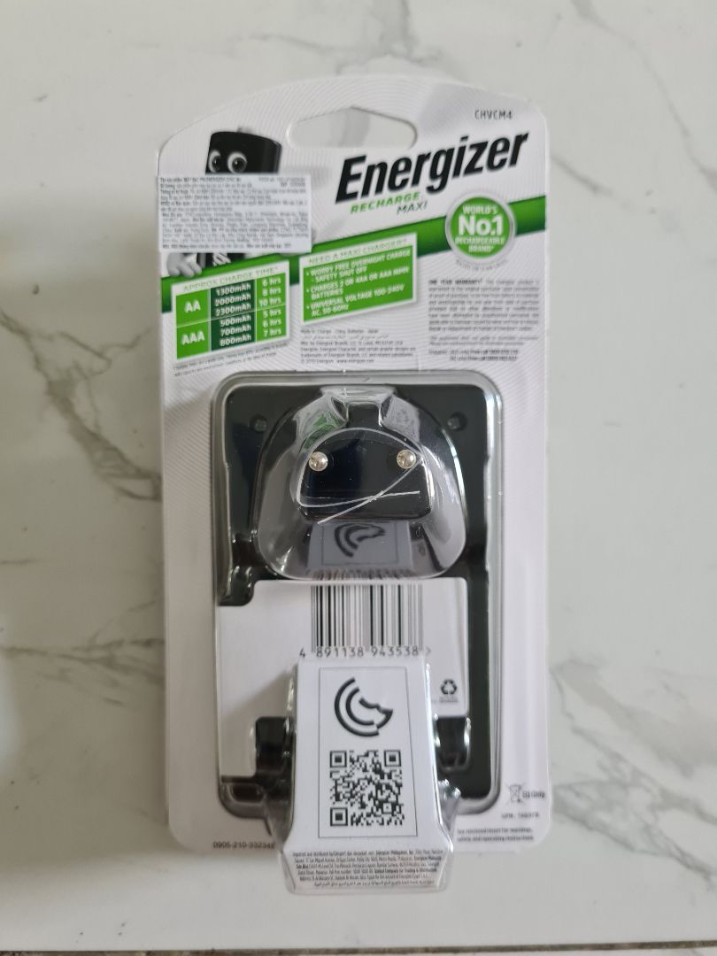 Củ sạc Made in China, Pin Made in Japan, 2000 mAh/ mỗi viên. Sạc đi kèm 4 Pin AA. Có đế con tích hợp bên trong để sạc cả pin nhỏ hơn là AAA.
Tháo ra sạc khoảng 5 tiếng thì đầy. Pin dùng được lâu, tùy thuộc vào mục đích dùng ít hay nhiều.
Có Đèn báo đang sạc, pin đã đầy và báo cả Pin chay hoặc hư nữa.
Nói chung là rất tốt.