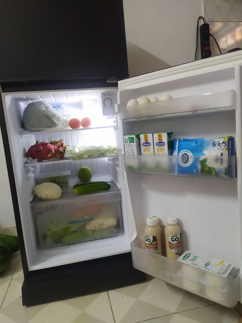 Tủ khá to, bề sâu to hơn bề ngang. Tủ khoảng 12' kêu 1 lần, nó kêu è è khoảng 12' có tiếng bụp 1 cái rồi tắt tiếng, cứ lặp lại như vậy. Ngăn mát mình để mức 4 hơi lạnh bị đọng nước, chắc để mức 2 là vừa. Còn cái khay hứng nước phía sau, trong hướng dẫn là mở nút ra để vệ sinh khay mà mình thấy nút bị dán keo dính vào tủ rồi không biết có mở được không?