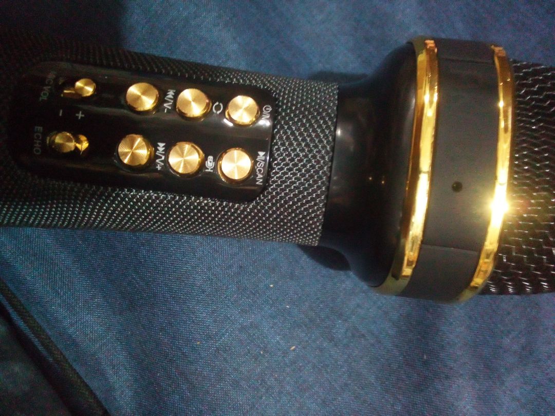 kiểu dáng lạ mắt, micro hát hay, hát không mệt, để cách miệng chừng 1cm hát là hay, để xa quá có thể bị mất hơi dẫn đến mệt