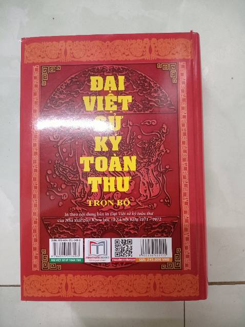 Mình nghĩ mọi người không nên mua quyển này ạ. Nên tìm những quyền khác tóm gọn hơn. Chứ cảm thấy sách viết nhiều mà nội dung có những phần không quan trọng lắm như "năm...có sao chổi/động đất xuất hiện; ...dâng nộp rùa/chim/ngọc...".

Sách chia làm nhiều thời, mỗi thời chia làm nhiều phần mà mỗi phần là 1 vị vua. Đầu phần là tóm tắt về đời vua đó; ở giữa hoặc cuối là lời bàn của tác giả.

Khoảng 1/4 đầu tiên của sách thì viết rất hay. Nhưng càng về sau thì viết không còn hấp dẫn nữa. Toàn về tranh quyền đoạt vị, chi tiết không quan trọng ...

Khá thất vọng về 1 quyển sách mà mình mong muốn đọc từ lâu. Nhưng đọc xong thấy có phần chán hơn cả sách giáo khoa nữa ạ.

Mình có đề xuất là thay vì bỏ thời gian ra đọc quyển này hơn 2700 trang thì mọi người nên đọc những quyển khác mang tính tóm gọn hơn ạ. Bên cạnh đó nên đọc sách về lễ hội, phong tục của người Việt xưa thì đáng thời gian hơn, cũng như bổ sung tri thức mang tính ứng dụng cao hơn trong cuộc sống ạ. Ngoài ra mọi người nên tìm đọc sách cổ tích Việt Nam á, ít ra có thể kể cho con cháu nghe được.