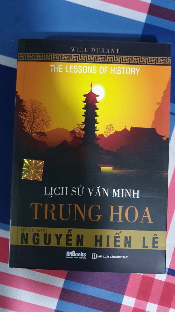 Lần này hàng giao chậm hơn dự kiến những 5 ngày nên mình chờ hơi lâu nhưng do dich bệnh nên mình cũng thông cảm! Sách phù hợp với giá tiền nên hơi cũ! còn về nội dung thì viết về nền văn minh TQ qua các triều đại như tên sách chứ không phải lịch sử TQ nha mọi người, cuối sách có một số bài thơ khá hay!