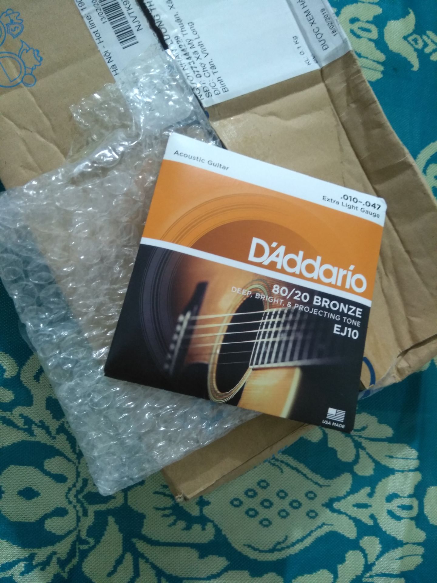 nhận hàng thì hộp bị móp méo chắc là do đơn vị vận chuyển họ làm và bên trong thì khỏi bàn, tiki luôn đóng gói rất kĩ nên mở ra không sao hết. 
Bộ dây đàn rất ok. Hình như là hàng của USA nên chất lượng rất tốt. âm thanh rất vang.
5* cho tiki