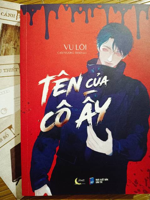 Bìa đẹp, tiêu đề in nổi, có mấy tấm card đẹp lắm. Lúc mở mình thấy chỉ có 1 cái túi chống xóc bên ngoài cũng sợ móp nhưng mà lúc mở ra thì không có vấn đề gì cả, chắc do chọn giao hàng 2h nên bọc vậy là ổn. Nội dung thì mình chưa đọc chưa đánh giá được. Chất lượng in cũng tốt, khổ giấy lớn. Nói chung là oke.