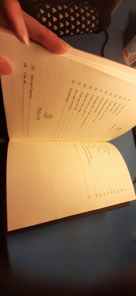 Một cuốn sách cực hay. Đây chính là cuốn The light between us của Laura. Một cuốn hồi ký về việc Laura đã khám phá ra năng lực ngoại cảm của mình như thế nào. Từ việc chấp nhận nó, chối bỏ nó rồi cuối cùng là chấp nhận hoàn toàn khả năng ngoại cảm để giúp đỡ mọi người chữa lành và mang tới ánh sáng cho rất nhiều cuộc đời u buồn. 

Khuyên mọi người nên đọc, đặc biệt là những ai đang trên hành trình thức tỉnh để nhận ra hình dáng thực sự của chính mình. Chúng ta là những linh hồn được gửi vào thân xác, một ngày nào đó tất cả chúng ta đều sẽ quay trở lại ngôi nhà ánh sáng tràn ngập tình yêu thương, đó mới chính là nơi tất cả mọi sinh mệnh trên vũ trụ này thuộc về. 

Điều duy nhất chúng ta cần làm là nhìn thế giới này từ một góc nhìn khác, những khác biệt nhỏ bé đó có thể thay đổi cuộc đời của chính bạn, thay đổi thế giới và làm rung chuyển cả vũ trụ. Điều đó giúp nâng cao tần số của trái đất và ánh sáng giữa chúng ta sẽ càng tỏa sáng hơn nữa