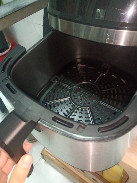 Sản phẩm có giá thành rẻ phải chăng sử dụng không thấy bong tróc lớp chống dính chiên cũng dễ không có hôi mùi nhựa do mới mua sản phẩm về có dùng vỏ cam hoặc là vỏ chanh bỏ vào quay 15 phút rồi là không có bị mùi nhựa gì cả nhé