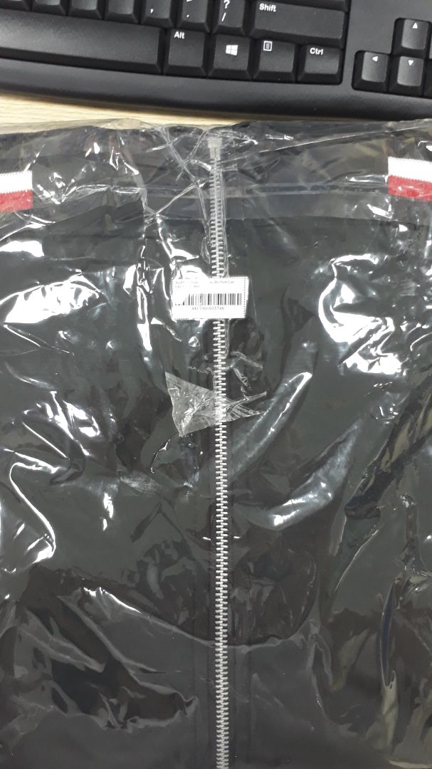 Chất vải áo đẹp, form chuẩn nhưng tiếc là lớp lót bên trong tay áo bên trái bị may ẩu, bị xoắn nên mình phải liên hệ để đổi lại. K tìm thấy thông tin địa chỉ của shop để gửi lại :((. Shop đọc đc nhận xét này làm ơn liên lạc giúp mình nhé.