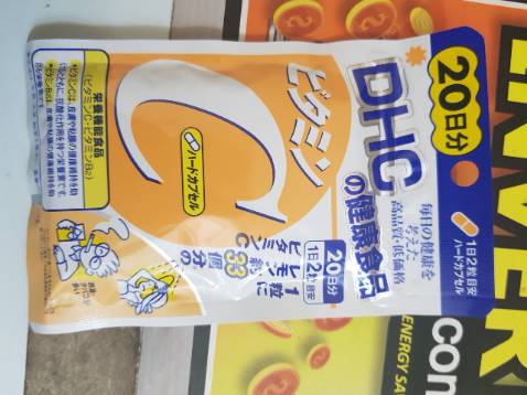 Giao hàng okie nè. Mình vốn là ngày nào cũng uống vitamin C nên lần này mua của DHC thử xem hàng thế nào. Loại này thì viên nang mềm 500mg chứ k phải loại viên nén cứng như mấy hãng khác nha. Mình thích cái túi của DHC tại nó nhỏ xinh, thiết kế dễ xé và đóng lại bảo quản. Về mặt tác dụng thì mình thấy cũng okie so với mấy hãng khác. Loại viên nhỏ như này thì dễ cho trẻ em/người già hoặc người cần giảm liều vit C. Cơ mà như mình người lớn bình thường thì uống ngày 2 viên 500mg dễ quên hơn là 1 viên 1000mg, uống xong buổi sáng cái quên béng uống buổi trưa haha.