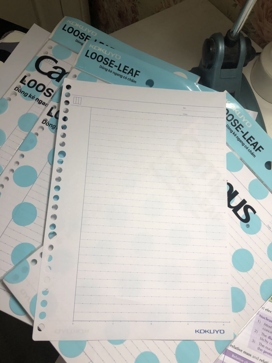 Chất giấy ổn, viết và lên màu khá là đẹp. Giấy nhỏ hơn A4 một tí. Lúc đầu mình nghĩ là nó sẽ to, nhưng đến lúc nhận hàng thì hơi bất ngờ vì nó không như tưởng tượng. Nhưng nhìn chung mọi thứ khá là ok. Tiki giao hàng nhanh hơn với dự kiến.