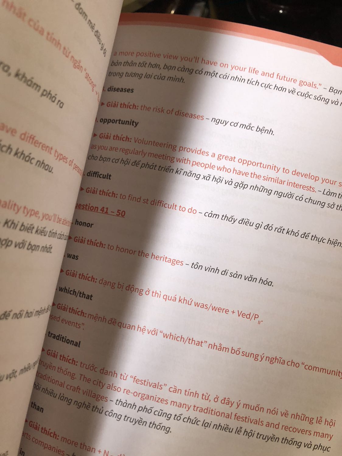 Sách hơi mỏng so với mình tưởng, màu sắc đẹp, khá ok