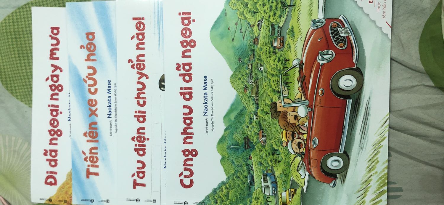 Sách to, hình ảnh đẹp. Mình chỉ không hiểu sao cuốn “ đi dã ngoại ngày mưa” lúc thì xe buýt lúc thì xe bus !!!!