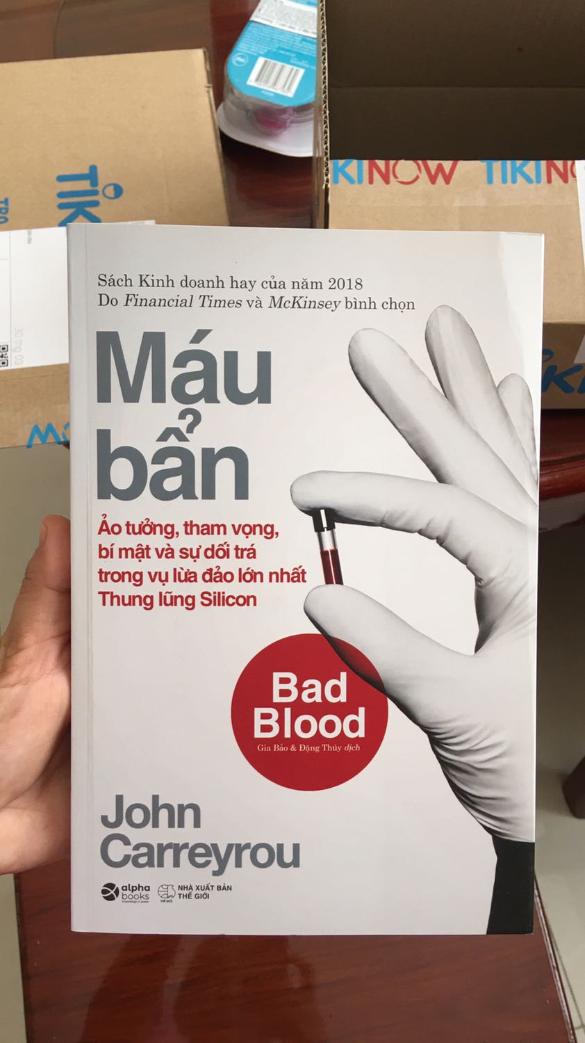 Tiki dạo này bị phàn nàn khá nhiều về cách đóng gói hàng, riêng mình thì hôm nay mới thấy. Sách tiki không biết lưu trữ như thế nào mà bám nhiều bụi bẩn, dơ cả tay mình. Bìa sách còn bị nếp gấp do gập, gãy. Mình thuộc type người nhìn sách bị gãy, dơ thấy rất xót và khó chịu. Hy vọng tiki lưu ý bảo quản hàng tốt hơn.