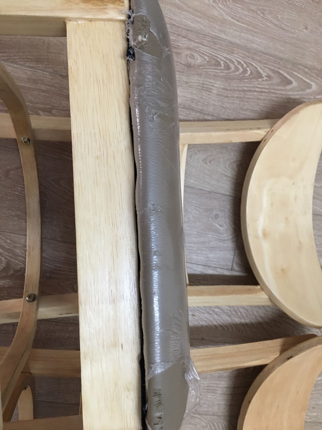 Mình nhận bàn ghế bị rách và rơi vít ra đã gd báo Tiki rồi mà gần tuần nay k thấy phản hổi