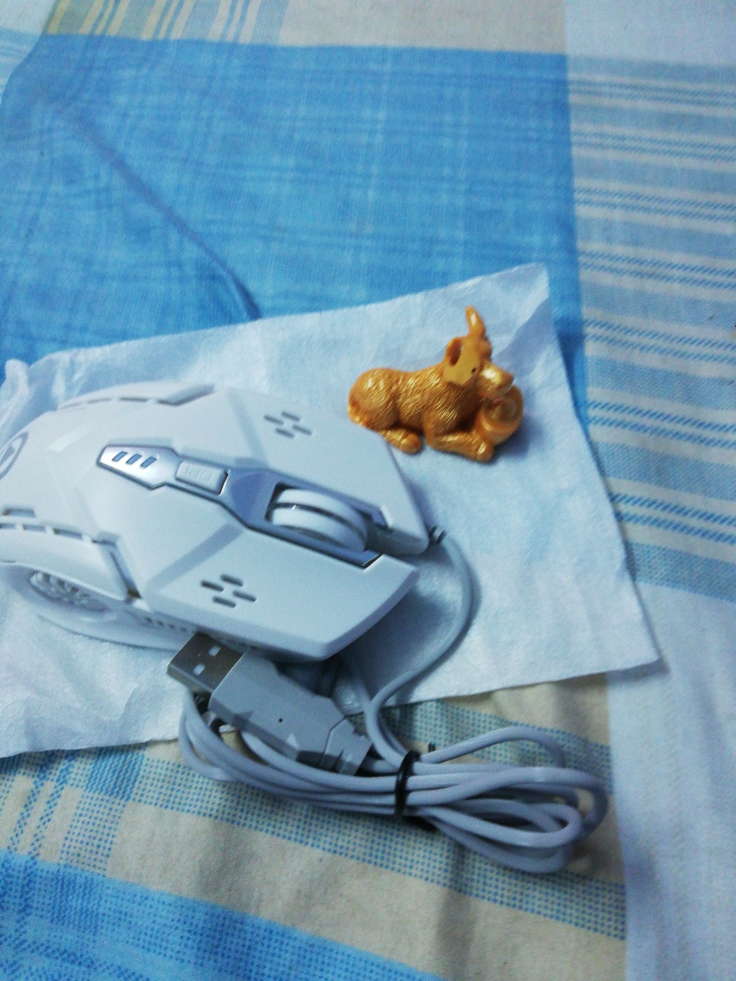 wá tệ hàng giao hk đúng , tôi đặt mua loại hk dây , mà giao hàng có dây và con trâu thì bị gãy hết 1 cái sừng , tin tưởng mới mua hàng mà bị *** như vậy làm sao mua nữa , nhờ tiki sử lý giùm nó hk đáng mà bị vậy bực lắm ak