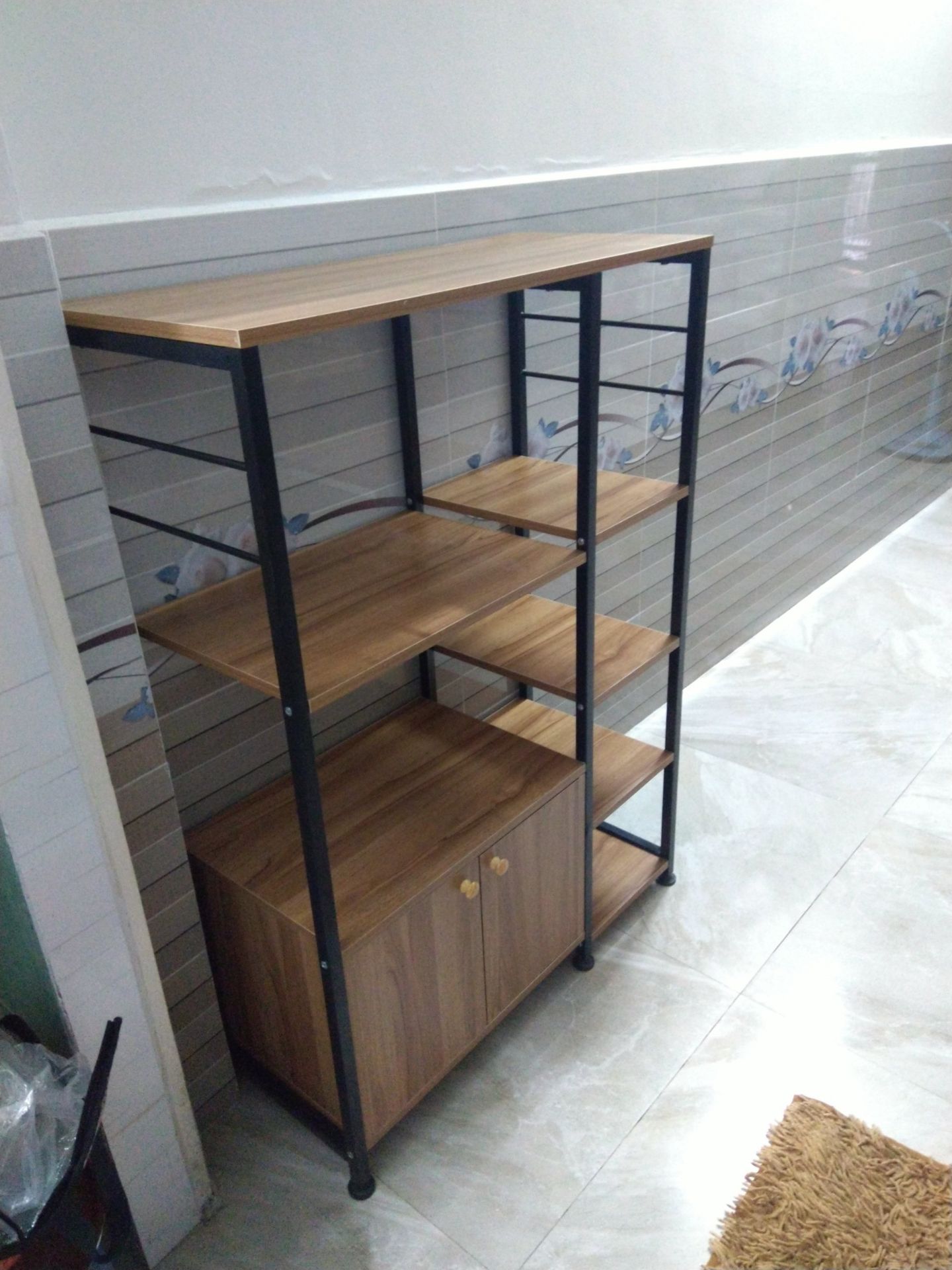 Tủ kệ đẹp. Nhân viên giao hàng nhiệt tình còn lắp dùm nữa.