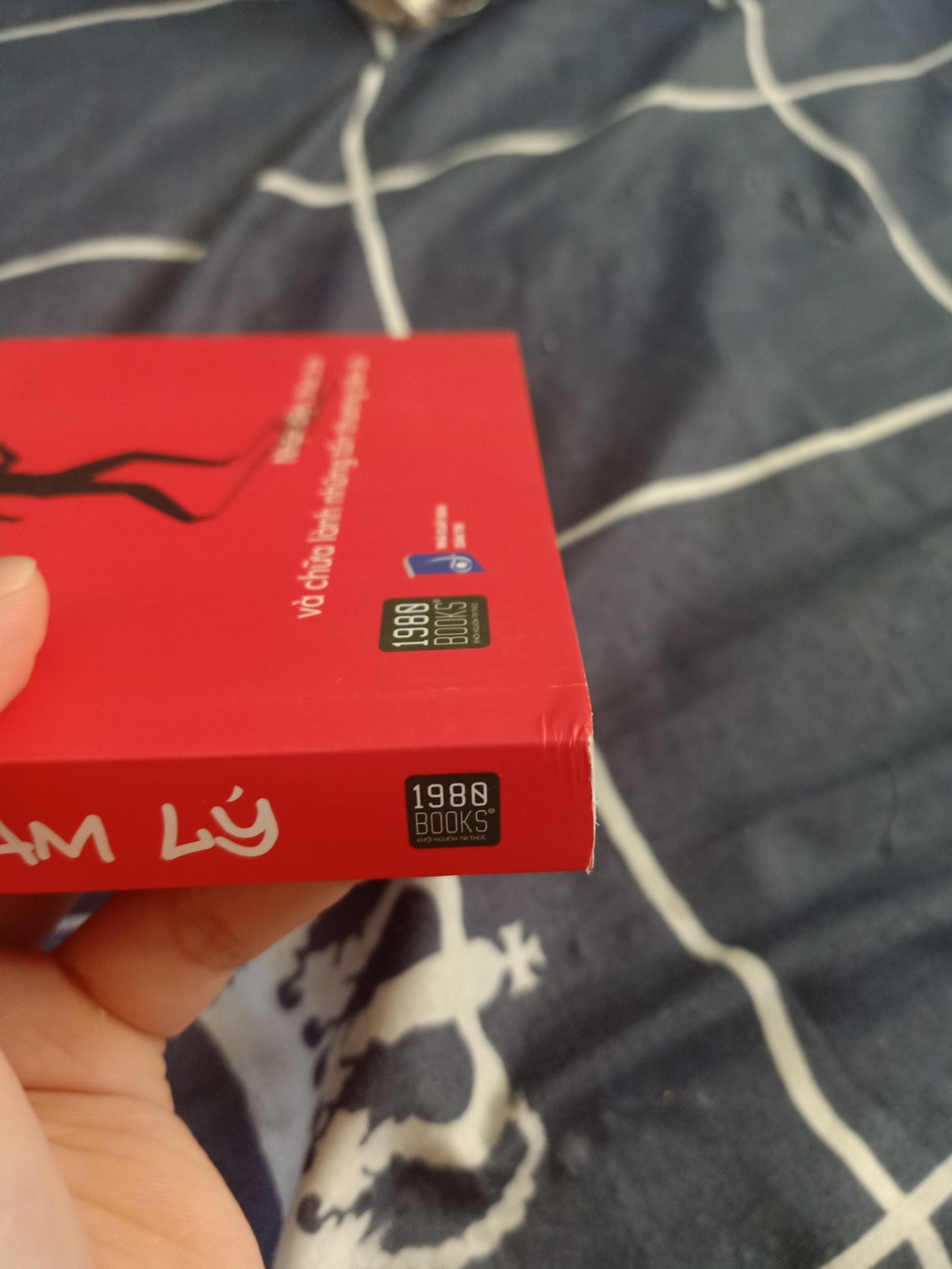 Mình chưa đọc nội dung bên trong, nhưng đánh giá cách giao hàng đóng gói thì hơi ẩu, bỏ quyển sách trong hộp giấy rồi giao, không có bọc bảo hộ chống xốc, sách có vài chỗ bị nhăn, thêm cả xước thế này. Nhưng may là mặt trước mặt sau sách không xước, không rách, sách in rõ chữ, không có mùi, trang giấy trắng, sạch.