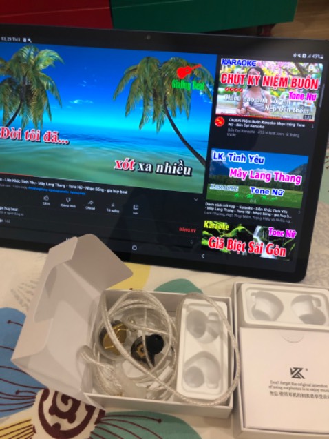 Âm thanh mạnh mẽ dây chắc chắn rất tiếc nếu dây dài thêm chút nữa để livestream hát thì rất tuyệt vời . Tiếng bass nghe rõ chắc 👍👍👍😘