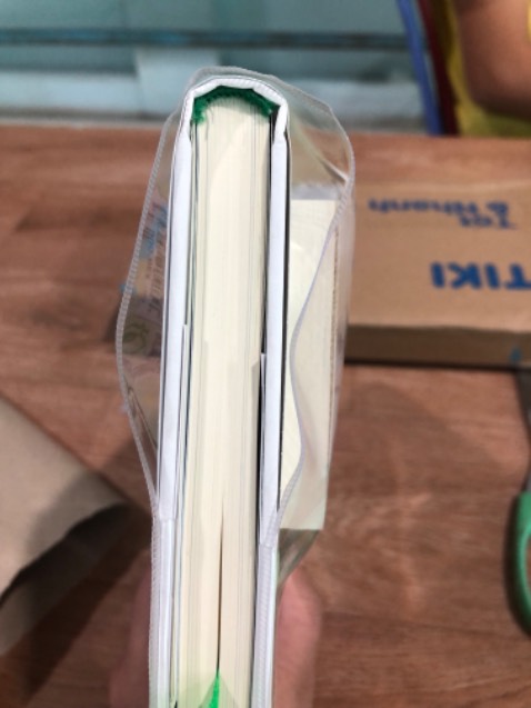 Hình ảnh theo thứ tự các lần nhận hàng, đặt sách có sử dụng bookcare, gửi sách lần đầu k bọc, t trả lại để bọc, gửi lại lần 2 thì bọc đối phó như dằn mặt khách hàng, trả về lần nữa thì gửi lại k bọc bìa nữa. Phản ánh lần cuối thì bảo bên kho báo sách có kèm bookmark sẽ k bọc sách được, sẽ cộng lại bookcare cho t. Bookmark nó chỉ là 1 tờ giấy nhỏ để đánh dấu sách thì ảnh hưởng gì đến việc bọc sách? Trong khi những quyển t mua trước đó đều được bọc? Giờ chỉ có sách gk mới k có bookmark thôi, vậy gói bookcare đó chỉ dành cho học sinh à?
Tại sao ngay từ đầu lúc đặt sách, hay lần trả về đầu tiên và thứ 2 thì k báo đi, đến lần 3 mới báo?
T có ý kiến với bạn nhân viên liên lạc giải quyết, bạn nói sẽ liên lạc lại, nhưng mãi không thấy, bạn chỉ nói suông thôi đúng không? Trong lúc nói chuyện t đưa ra ý kiến, bạn bảo kho nói vậy bạn mới k rành, đây là cách cskh của TiKi hiện giờ à?
Làm việc cẩu thả vô trách nhiệm đến thế là cùng.