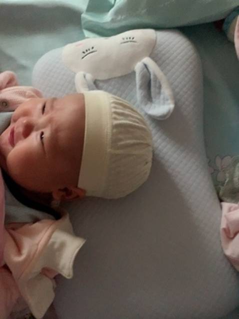 mới nhận được hàng, sản phẩm đóng gói kỹ, chỉnh chu nhân viên giao hàng lịch sự và nhiệt tình. Gối bên trong rất đẹp, cao su đàn hồi tốt bé nằm thử thấy vừa vặn với đầu bé không bị cao quá. Rất hài lòng sản phẩm.