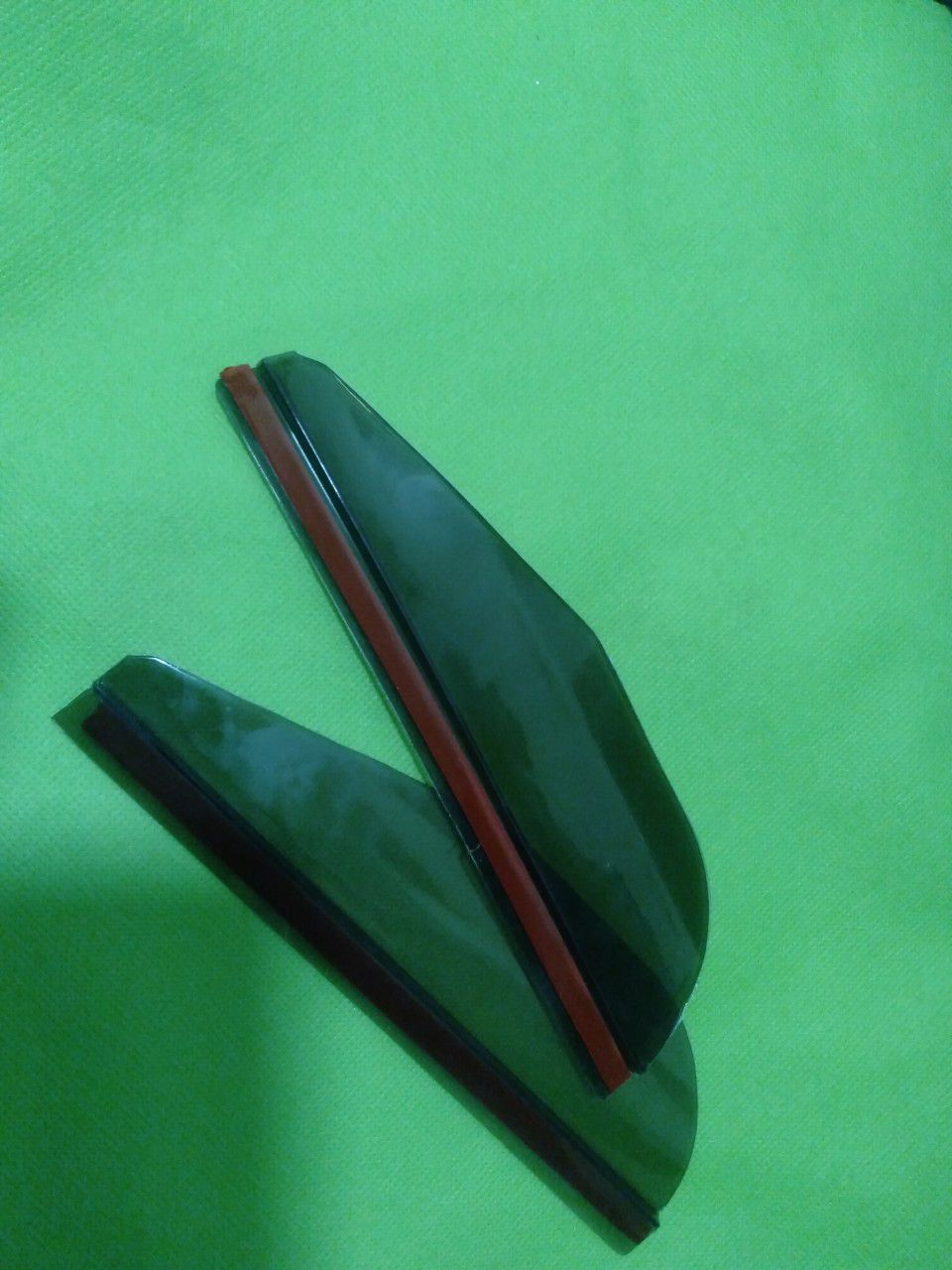 Hài lòng về sản phẩm. Mình dán theo hướng dẫn của shop rồi, đã qua được 2 trận mưa. Mong là vè sẽ ở lại lâu với xe, không như quả vè lần trước mua hàng rong, ở với nhau chưa được 1 ngày, vè đã đi mất rồi.   Nói chung là hài lòng. chắc chắn sẽ quay lại shop nhiều lần nữa. Shop hãy mau chóng tặng mình nhiều voucher nữa đi