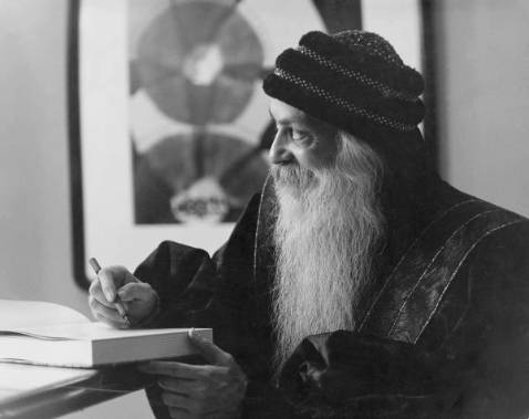 Khi có một người đọc sách của Osho họ sẽ nói " Đọc sách osho nguy hiểm lắm,ông ta là tà đạo " hoặc một ông thầy ở chùa nào đó nói trước với đám đông rằng " Osho là tà đạo, tôi luôn ngăn cản ai mua bán sách của osho ! , osho lợi dụng Phật giáo thuyết giảng thu lợi,khuyến khích tình dục...v.v.." sao đó ông thầy chùa ấy dùng định kiến cá nhân suy diễn bôi nhọ Osho trước đám đông. 
Những kẻ như trên chỉ là kẻ chỉ có cái nhìn định kiến với Osho , họ chưa bao giờ đọc Osho, hoặc đọc với cái tâm hoài nghi và đem cái tôi của mình nên không đoán nhận được ý Osho nên đâm ra chán ghét..., 
Nhưng hiện tại một số tư tưởng của Osho đang được nhiều người đón nhận và áp dụng vào góc nhìn đời sống của họ nên mong trong tương lai có nhiều sách của Osho được dịch ra tiếng Việt cho mọi người tiếp cận và hiểu hơn về Osho.
      
OSHO
Never Born (không sinh)
Never Died (Không diệt)
Only Visited This Planet Earth Between
11 December 1931 – 19 January 1990 (chỉ ghé thăm Trái Đất này trong khoảng thời gian ; 11 tháng 12 năm 1931 – 19 tháng 1 năm 1990".)