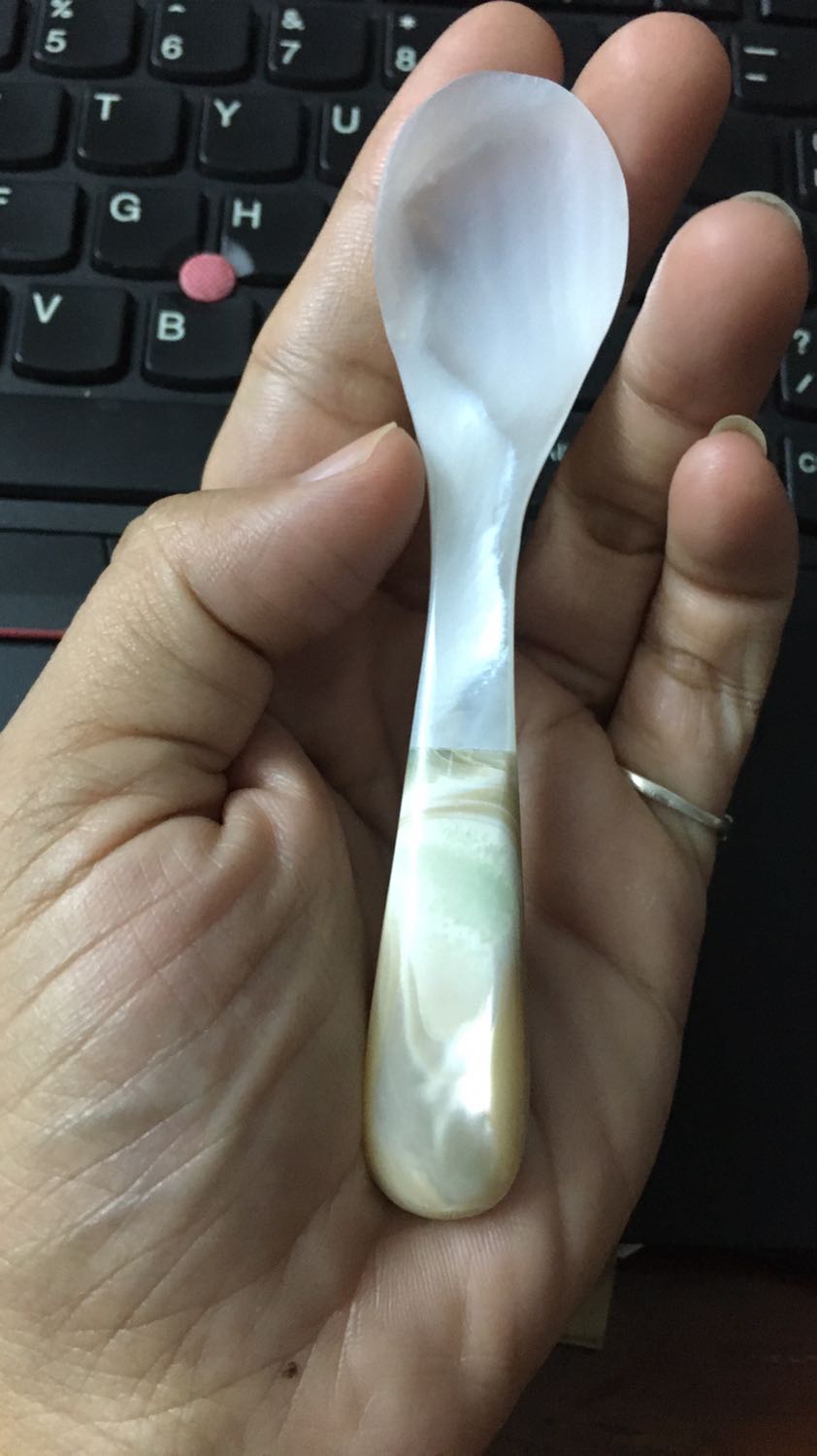 Muỗng đẹp nặng tay, bên ngoài long lanh hơn hình.