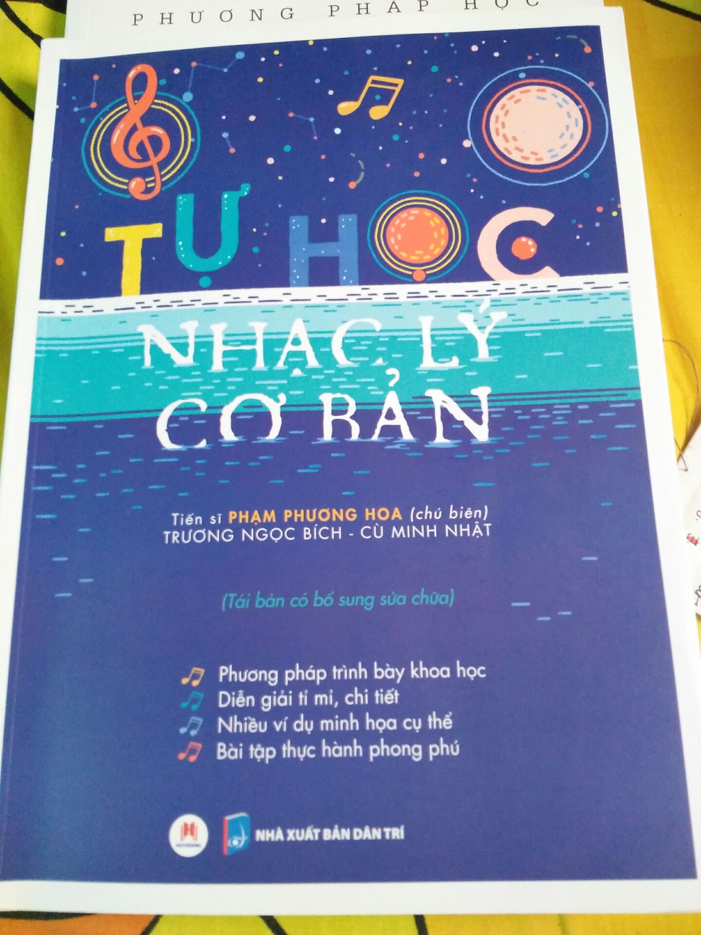 Sách tốt,đẹp👍👍dễ hiểu mong là mình có thể học và nhớ hết nhạc lý trong cuốn sách này có bài tập nữa rất tốt...nhưng tgian giao hàng lâu quá cả 1tháng mới có mong tiki xem lại,gói hàng dễ hư sách lắm.Mn nên mua sách này học nhé vừa rẻ vừa tốt 👍