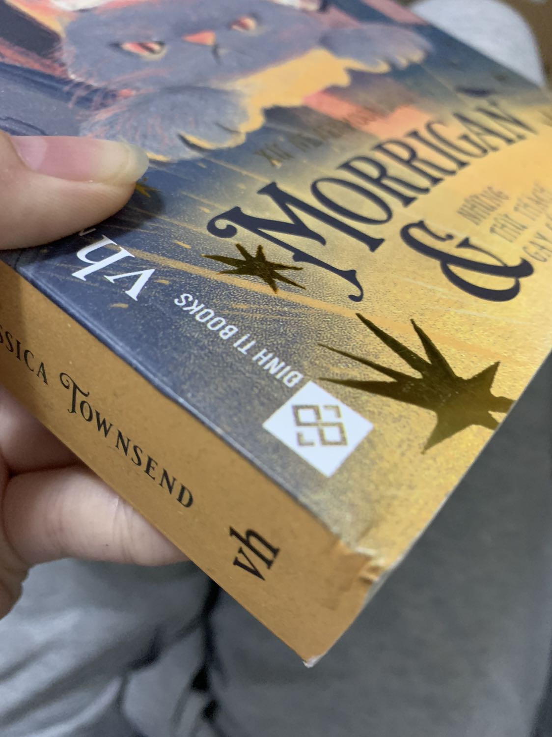 sách bị méo cong nhg vs giá tiền này thì mình mong sách ổn hơn thôi cho 4/5 thấy mn đánh giá quyển này hay đọc xong mình sẽ quay lại đánh giá thêm