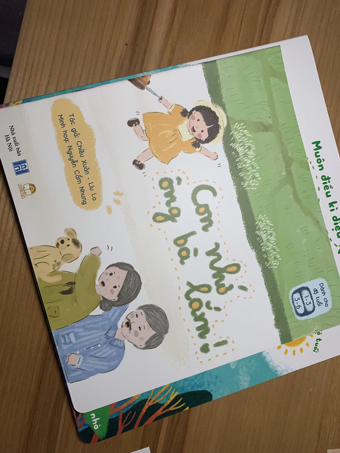 Sách xinh lắm ạ. Minh hoạ đẹp, lời thơ đáng yêu xỉu. Ôi đầu xuân năm mới lì xì cho các cháu mấy cuốn sách mà thích lấy thích để lăn lê bò toài đòi dì đọc cho nghe =))) Cảm ơn lionbooks nhiều nhiều.