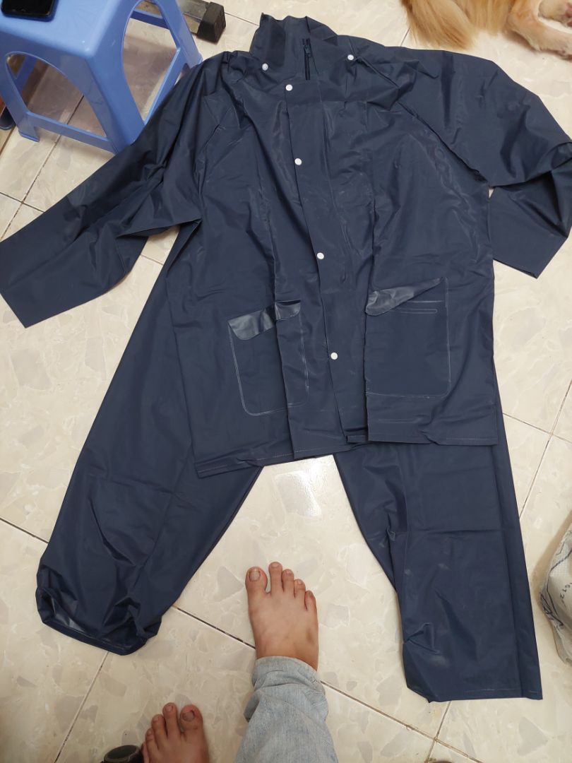 áo mưa khá mỏng. shop giao thiếu cái nón đi mưa. đi kiểu này mặc áo mưa như không mặc. shop coi kiểm tra lại hàng