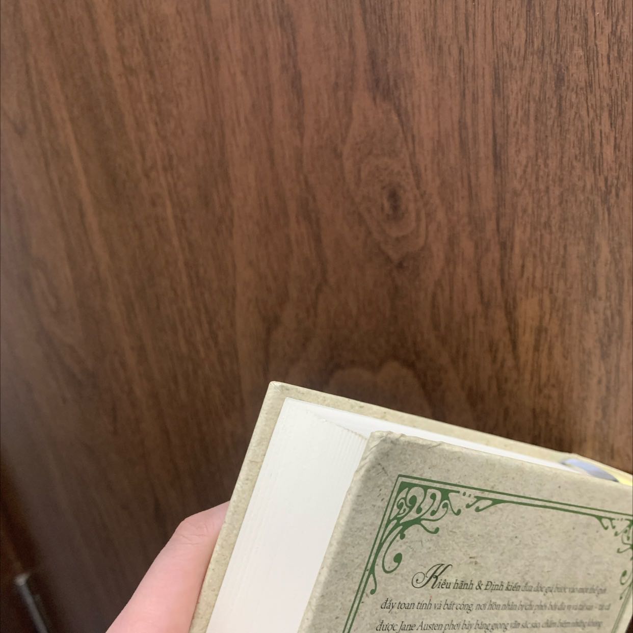 bìa sách hơi bị móp méo , mong tiki khắc phục khi đóng đơn