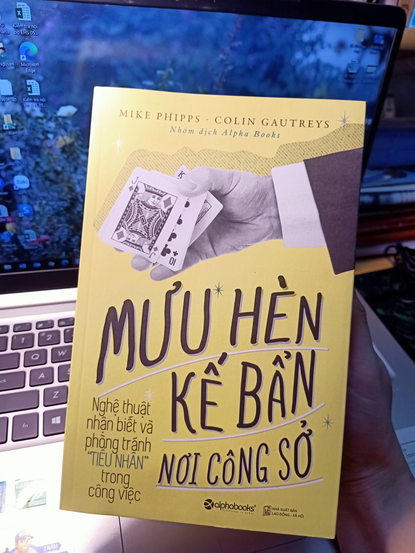 Câu chuyện quá cụ thể và không lôi cuốn. Mình mong đợi quá hay sao nên khi đọc thấy nội dung không có xuất sắc gì lắm. Kiểu đi dịch những câu chuyện, có nhiều cái phi thực tế!