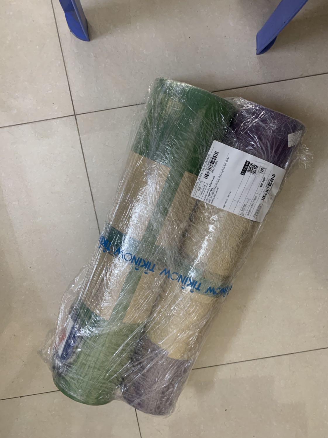 Thảm rất đẹp và hoàn thiện, ko 1 vết xây xước dù tình trạng xây xước là rất phổ biến khi tôi mua nhưng thảm khác trc đây.
Vân định tuyến in rất sâu và sắc nét, rõ ràng.
Túi và dây buộc đầy đủ nha
Hoa văn thảm cũng đẹp nữa