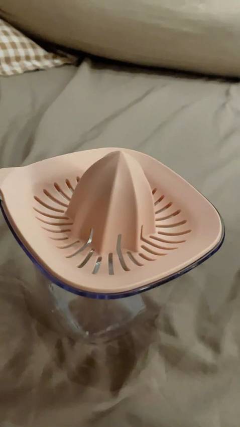 Thiết kế thông minh , phần cốc dung tích lớn nên khá tiện . Chất liệu nhựa pp an toàn