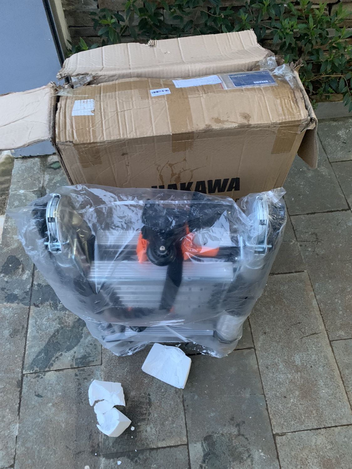 CHẤT LƯỢNG QUÁ KÉM SO VỚI QUẢNG CÁO
- Giao hàng thì quá lâu, mất cả tháng trời, sau rất nhiều lần khiếu nại, và phải liên hệ trực tiếp với đơn vị vận chuyện mới nhận được hàng. Khi nhận hàng thì thùng giấy rách, móp, phần xốp bảo vệ bị bể nát, phần thông tin người nhận bị mất hoặc không có.

- Khi dùng để chế độ duỗi thẳng dạng chữ I thì leo lên có cảm giác rung rung, chỉ sợ gẫy gập lại. Đặc biệt tôi dùng lần đầu tiên thì thanh thép nẹp bên sườn thang cong gập ra phía ngoài chứ không theo phương thẳng của thang, làm mất tác dụng giữ cho thang được chắc chắn.

- Thang khá nặng ngay cả với nam giới khoẻ mạnh mang vác vẫn thấy khó. Khi tháo lắp để dùng cũng nặng nề, khó khăn.

- Khi để chế độ chữ A thì lắc và cảm giác dễ đổ sang hai bên.

- Đề nghị tiki phối hợp với shop khắc phục cho tôi, hoặc thay thế sản phẩm mới.