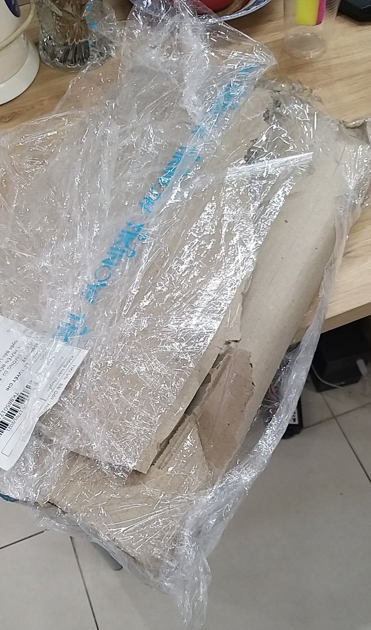 Đã rất lâu không có sử dụng APP TIKI để mua hàng.
Hôm qua làm biếng đi lùng quyển Thuế 2021 nên đặt mua trên TIKI cho tiện.
Sau bao lâu không đặt lại, TIKI vẫn làm mình HÀI LÒNG vì xử lý đơn hàng quá nhanh. Trưa nay đã nhận được hàng.
Tuy nhiên, giao hàng nhanh không thể đánh đồng với chất lượng đóng gói bao bì tệ được.
Mình quá THẤT VỌNG vì cách đóng gói của TIKI.
Mình nhận được gói hàng mà còn không rõ mình đang nhận cái gì nữa.
TIKI tăng giá vận chuyển, tăng giá sản phẩm hơn so với trước đây... thì đồng nghĩa chất lượng phải tốt, đằng này chất lượng dịch vụ lại tỷ lệ nghịch?
Quyển sách 602K, phí ship 2K tới LONG AN (ồh, sẽ có nhiều bạn nói là quá rẻ). 
NHƯNG mình không cần rẻ mà gói hàng của mình thê thảm thế này?!!!!
*Không bàn về nội dung sách do chưa kiểm tra (chỉ có chụp lại kích thước sách so với năm 2019 cho các bạn cùng ngành được rõ)