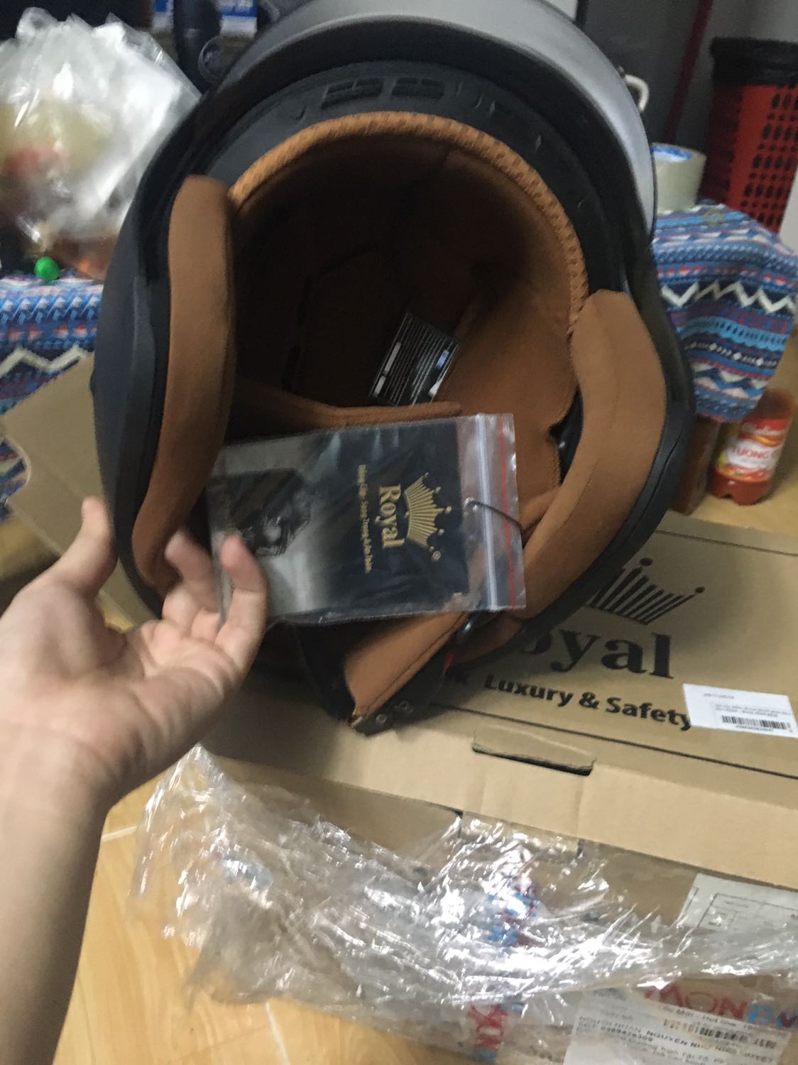 Mũ nhẹ, vỏ nhựa không quá mỏng. Phần xốp mút ổn. Phần lót mũ che hết được phần mút. Quai đeo khá dài, do vướng đệm quai đeo nên rút vô hết cỡ là không được. Phần kính trong và sáng. Chất lượng kính ngang mấy kính chắn bulldog trên thị trường. Form mũ khá lạ. Bị ngắn ở phía 2 tai. Khác với form của andes và avex. 
Tổng thể mũ khá nhẹ, mút và vỏ không dày và cứng cáp bằng Avex dammtrax. Nhưng ngon hơn nhiều mũ rẻ tiền khác. Phần lưỡi trai làm đục nên lúc k đeo kính sẽ bị thấy chướng nắt 1 chút. Form mũ đội vào không thực sự ôm đầu. Phần dưới tai thì bị bóp. 
Phần kính tốt. Gạt xuống là giảm hẳn tiếng ồn ngoài đường. 
Tổng quAn thì với giá này. Sp này rất tốt để đi trong phố, tránh bụi bặm và mưa gió hay vật lạ bay vào mắt và mặt. Kính âm nên việc bảo vệ kính rất an toàn. Nếu không sẽ nát tương như kính ngoài khi treo xe và gặp mấy bạn Ocschos chung trọ vô ý thức