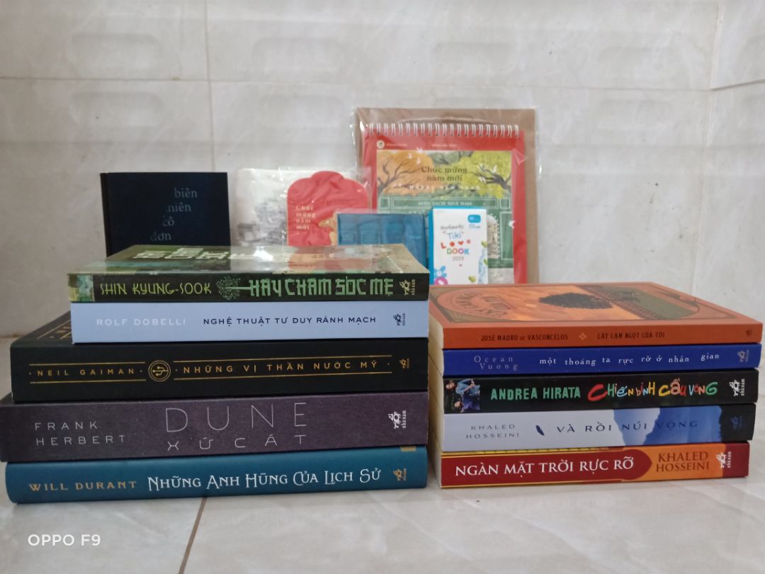 Sách của Nhã Nam rất đẹp, lỗi in thì có thể liên hệ Nhã Nam để đổi được. Quà đầy đủ, sale mạnh. Mình hơi buồn Tiki vì khâu đóng gói rất sơ sài, ko có bọc xung quanh, nên trừ điểm chỗ này. Cũng may mình mua nhiều nên vừa hộp, ko bị lỗi gáy sách mấy, nhưng cũng bị nhăn gáy sách. Khâu vận chuyển cũng làm mình sốt ruột nữa, ko thấy cập nhật gì kỹ lắm, nhưng đợt này giao đúng hẹn.