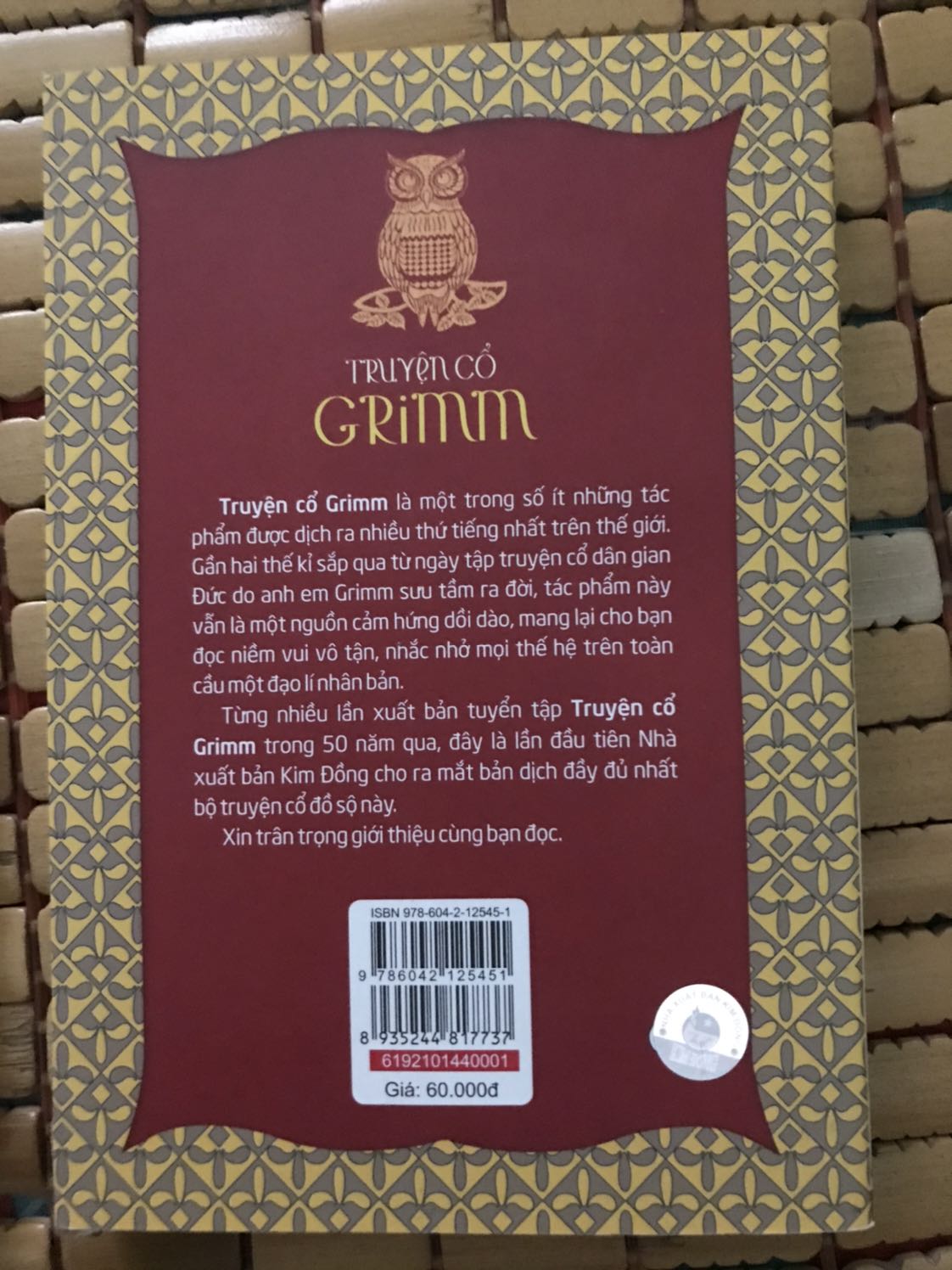 Giao hàng chỉ có mỗi hộp giấy nên ngoài nên thân thiên với mt nhưng mang lại cảm giác ko yên tâm. Mua 3 cuốn ghi có thể bọc bookcare nhưng ko cuốn nào có :(
Sách bìa đẹp, giấy vàng, chất lượng tốt. Nội dung dễ đọc.