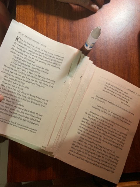 Sách chất lượng quá kém ạ. Em cũng không rõ nội dung trong có đúng với phiên bản chuẩn nữa hay không. Mà mua sách về cầm đọc cái rớt tơi tả. Một trải nghiệm đọc sách cực tệ