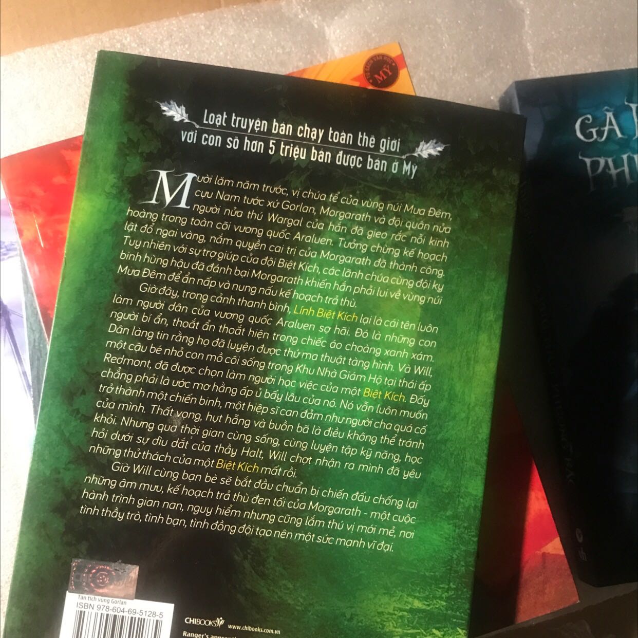 Hàng về nhanh, mình mua cả bộ nguyên seal, bộ này còn có cả bookmark cực xinh. Mua lúc sale nên còn 160k cả bộ, mong rằng sẽ hay như review của mọi người✨✨❤️