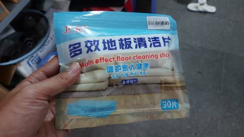 Sản phẩm rất tốt, thay thế được nước lau sàn, có mùi hương thơm dịu nhẹ, giấy hòa tan tốt và cũng khá sạch sẽ. dùng rất tiện lợi và dễ bảo quản. Tính ra giá cả của nó tiết kiệm hơn khi mua nước lau nhà nhiều. Chúc shop đắc khách.