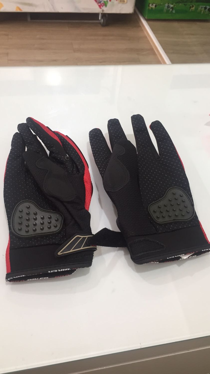 Dùng tiki now giao hàng nhanh dù là 27 tết.
Thất vọng về sp k giống như hình đã đăng, đầu ngon tay thì hơi chật, chất lượng thì chưa biết.