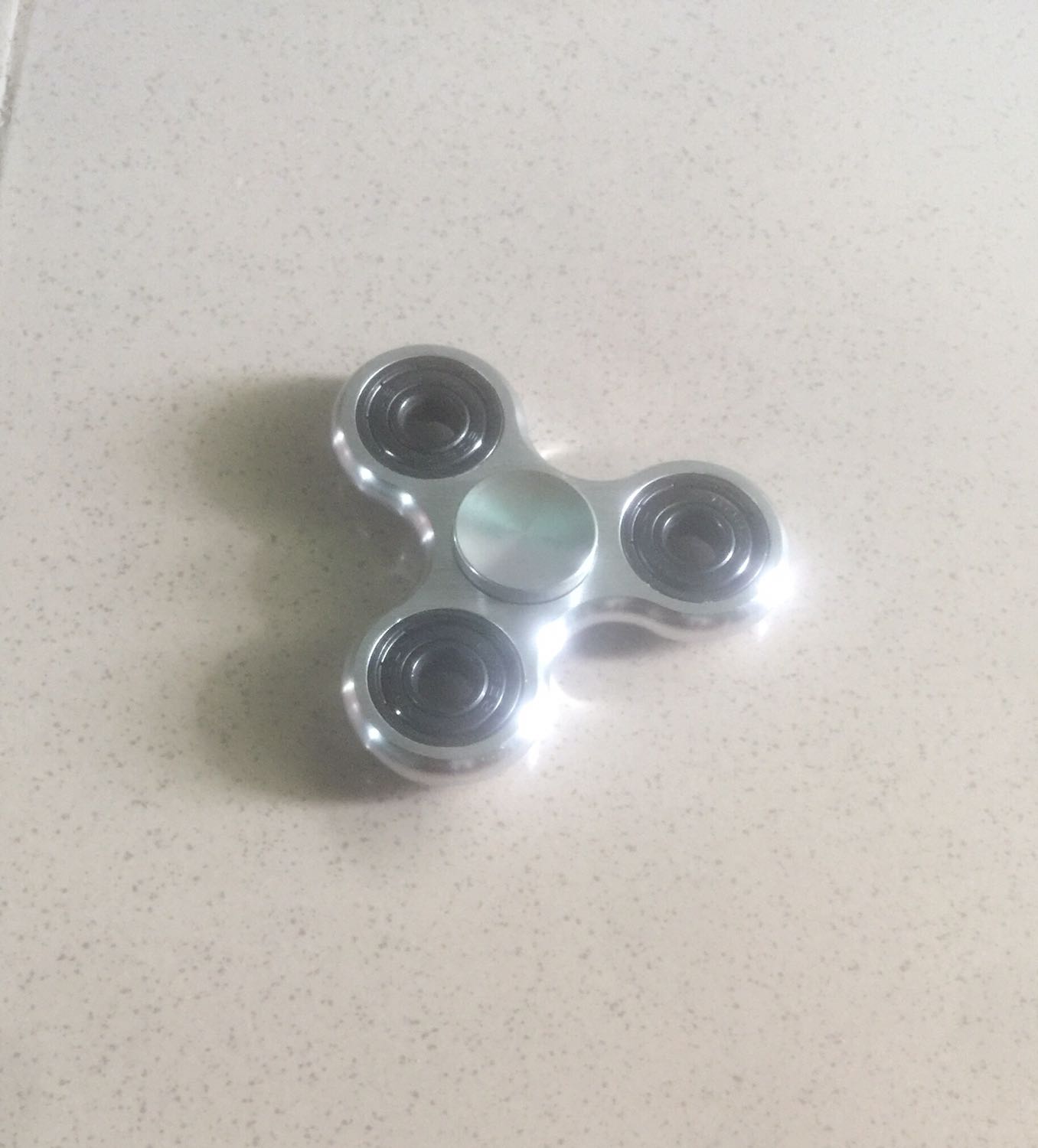 Sản phẩm khi cầm trên tay nghe tiếng cạ vào nhau của spiner với chổ cầm nên rất khó chịu trong lúc cầm nghiêng và dọc, quay hơn 3 phút nên cũng rất ok