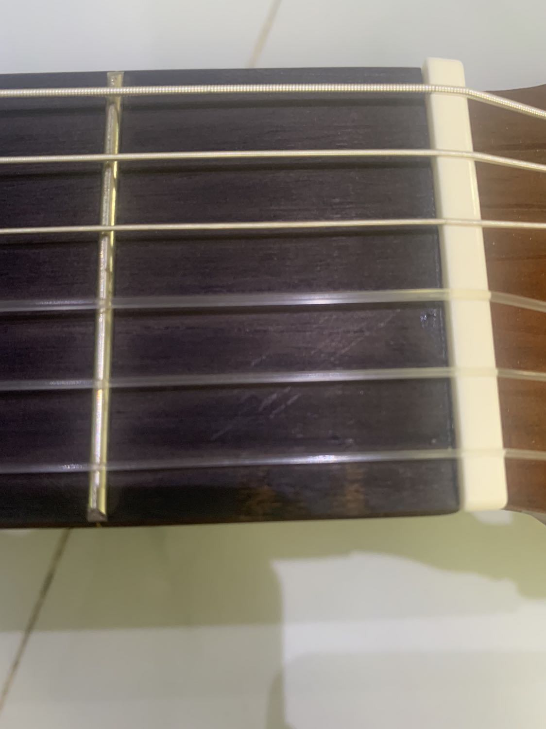 Không bết do vận chuyển hây khi giao đã có sẵn thấy bao bì củng chắt chắn lắm nhưng khi mở ra thì cần đàn đã bị trầy điểm nầy không ưng lắm còn tất cả thì khá ổn nói chung thì tạm chấp nhận tiền nào của nấy