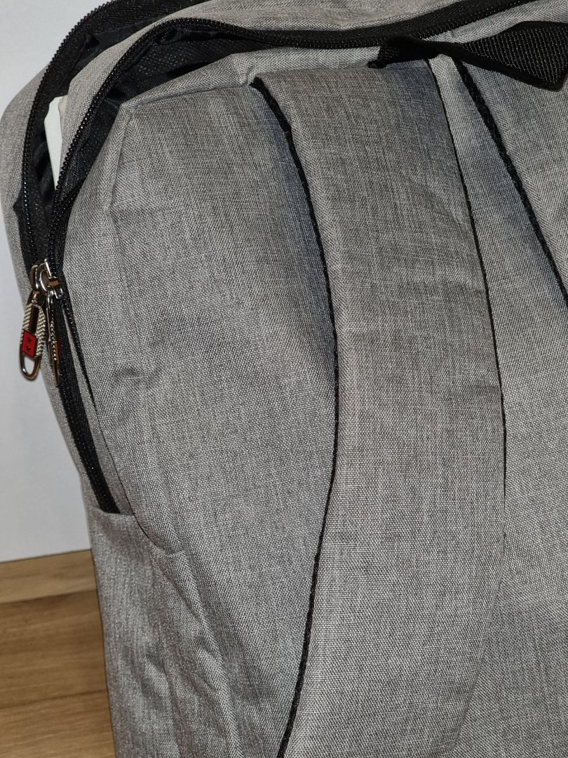 Giá rẻ hết hồn mà chất lượng tốt, kích thước ba lô lớn nhưng đeo vẫn cảm giác rất vừa vặn thoải mái, đường may chắc chắn, không có sợi chỉ thừa, màu ghi sáng rất thời trang
