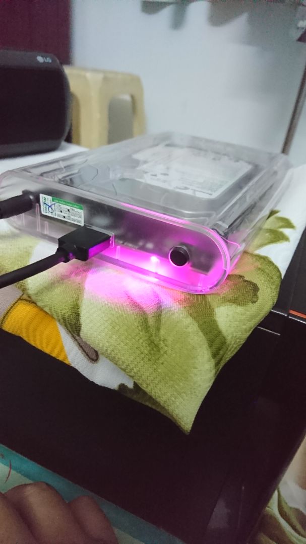 Cũg tạm hài lòg, vì hộp nhựa nhưg kog chắc và trog hộp chỉ có 1 miếg dán cố địh ổ đĩa thoi nếu di chuyển thì ổ đĩa sẽ rơi khỏi ngàm kết nối