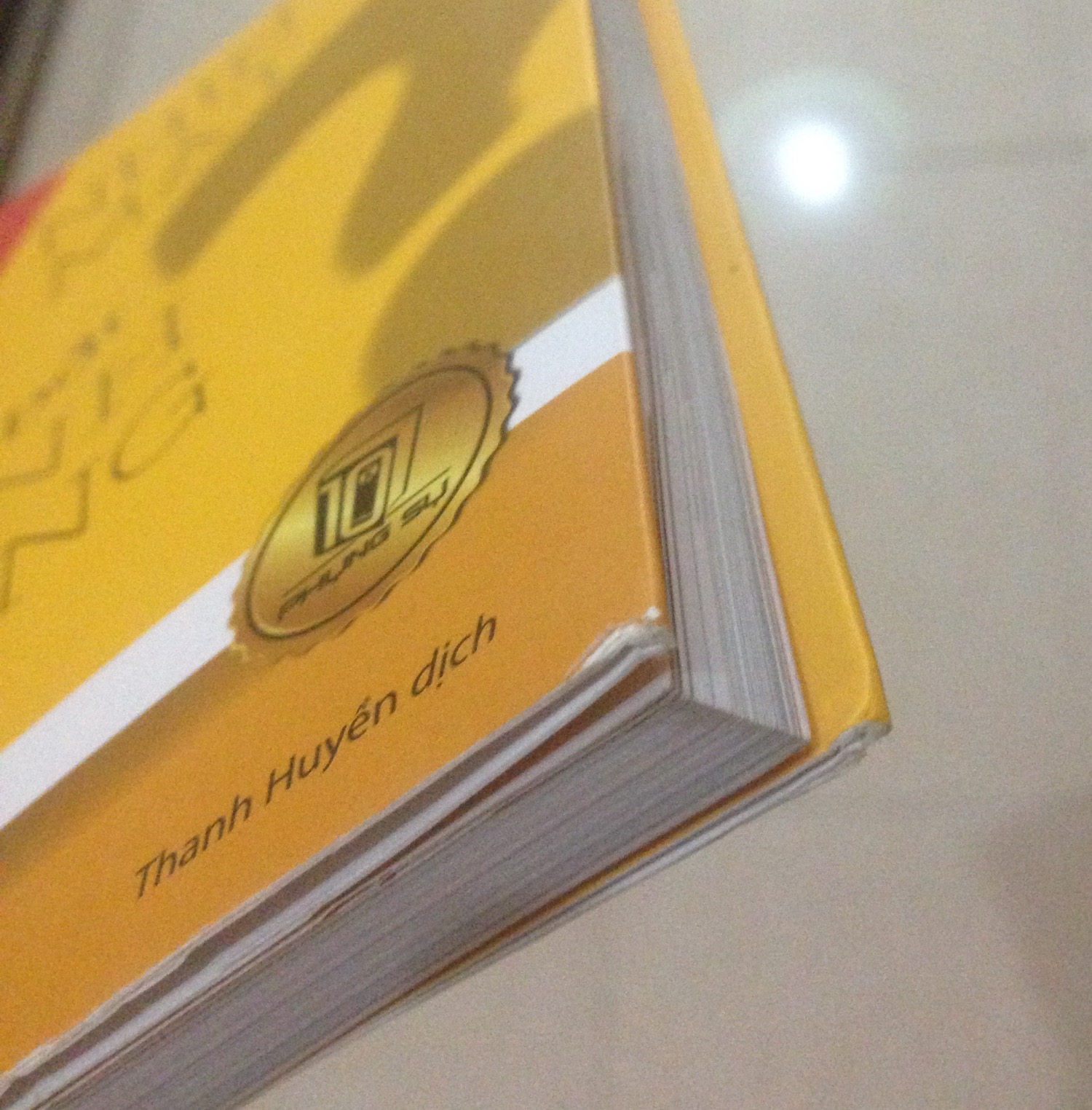 Mình mua quyển này tặng bạn nên chưa đọc qua nhưng thấy Tiki gói rất ẩu, ngoài cái hộp để cho sách vào thì không có gói thêm gì cả. Bìa sách thì bị như trong hình, sách trông cũng rất cũ và còn bụi nữa. Hàng về nhanh nhưng Tiki làm mình rất thất vọng.